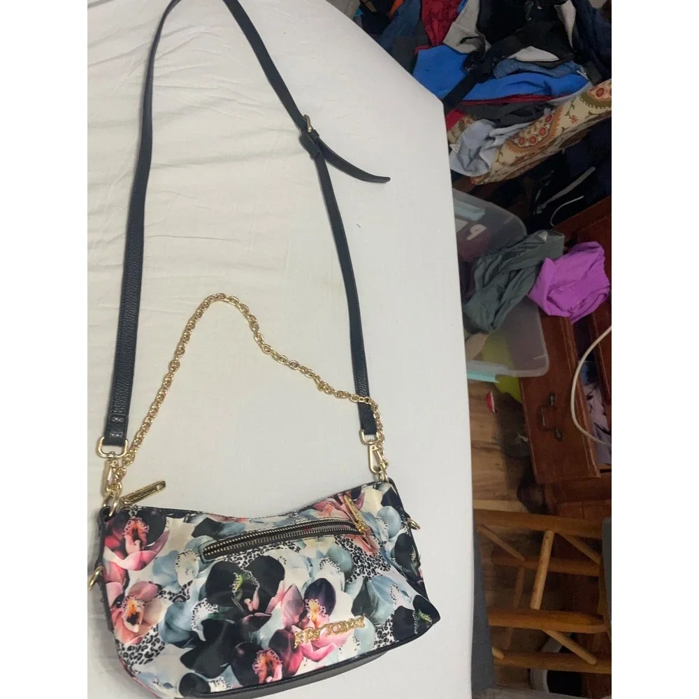 Betsey Johnson cross body floral print - Pretty Floral Print On Black